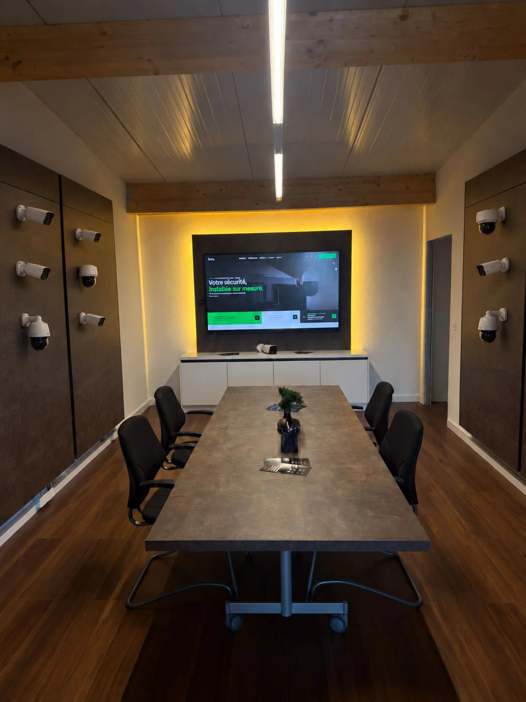 Salle de réunion du showroom Tifera avec les caméras de démonstration exposées