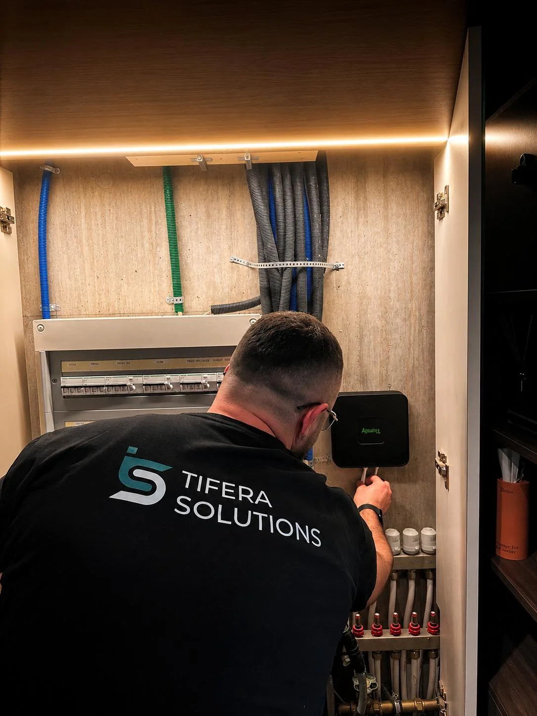 Technicien Tifera pendant l’installation et la mise en service sur site